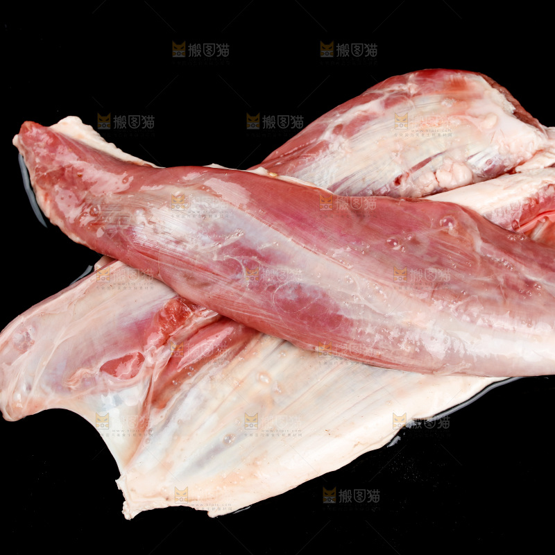黑底上放着牛腱子肉