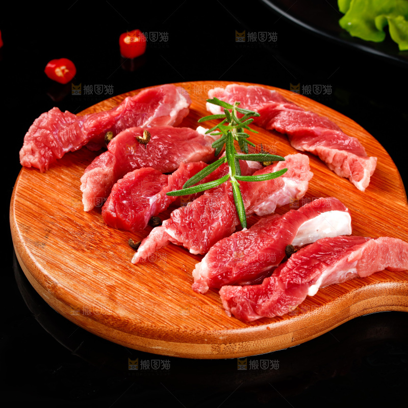 木板上放着切块的牛腱肉