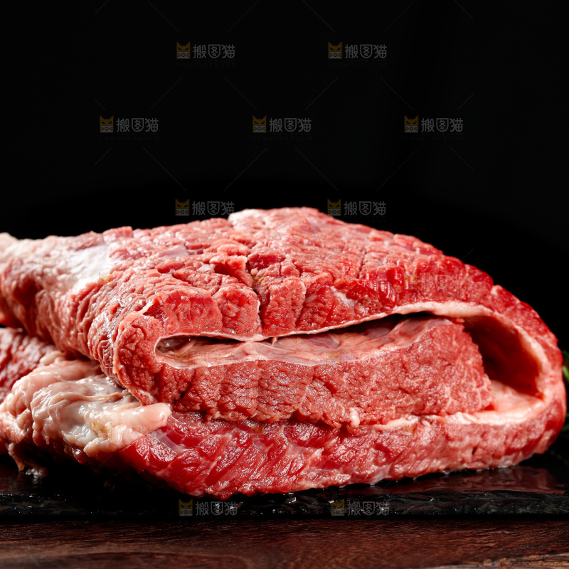 黑石板上放着牛腩肉