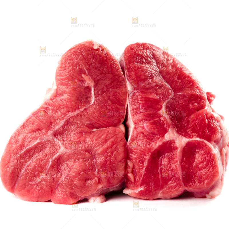 白底上放着切块的牛腱子肉