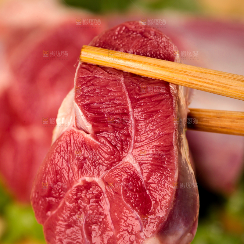 筷子上夹着牛肉