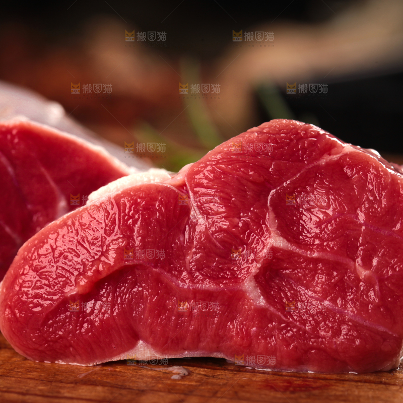 木板上放着新鲜牛腱子肉