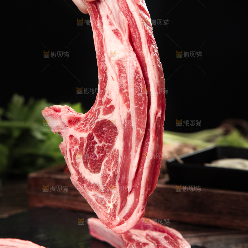 手里拿着羊排