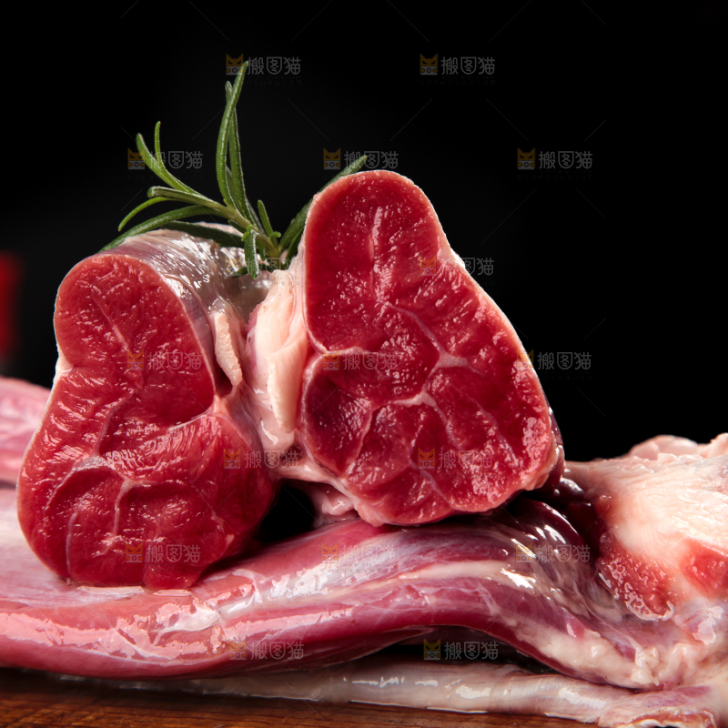木板上放着新鲜牛腱子肉