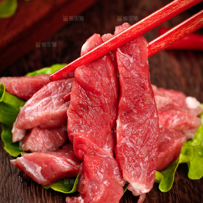筷子上夹着牛肉