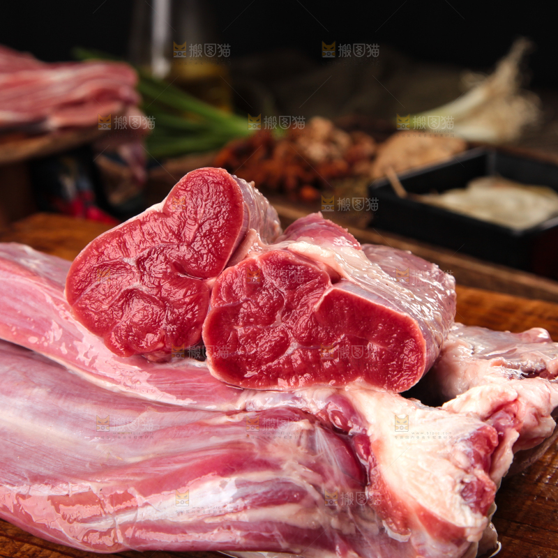 木板上放着新鲜牛腱子肉