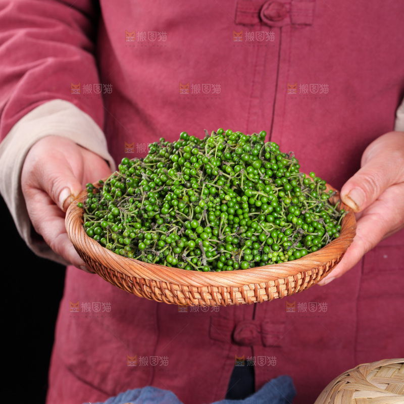 手里端着一篮山胡椒