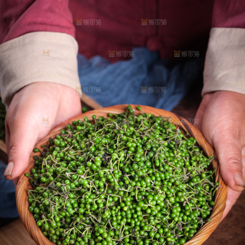 手里端着一篮山胡椒