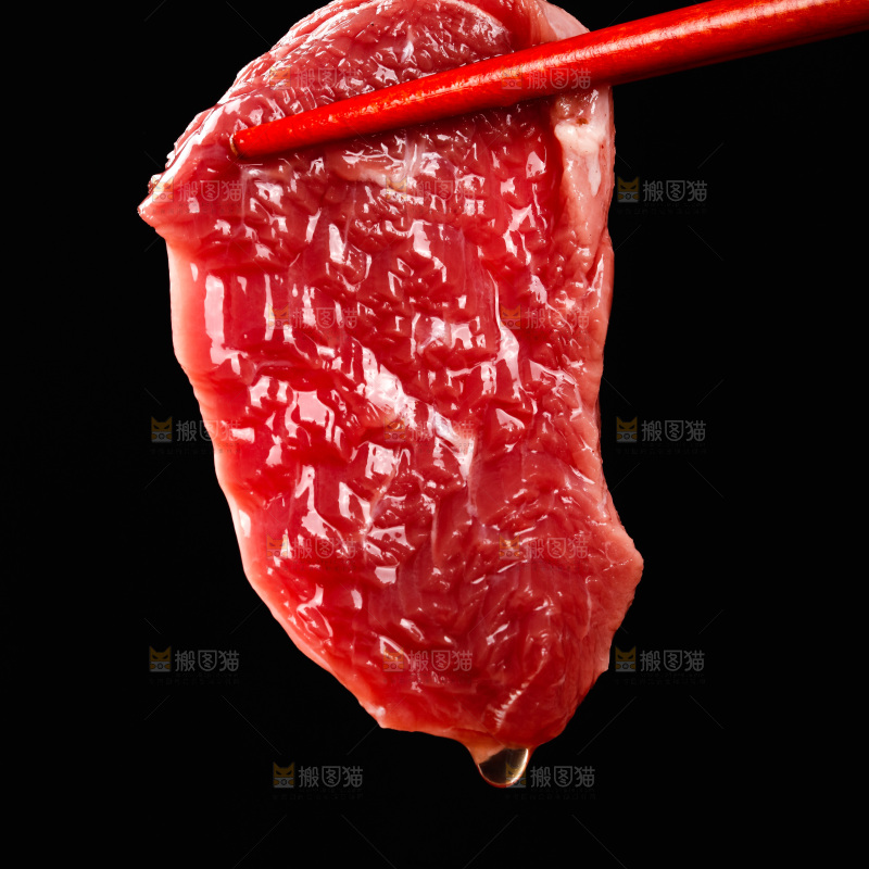 筷子上夹着牛肉
