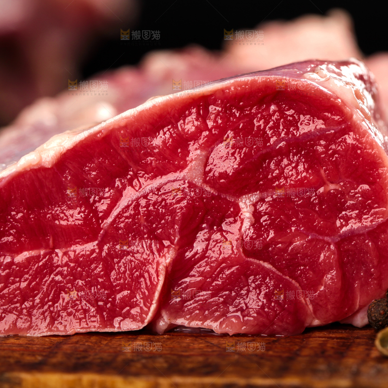 木底上的新鲜牛肉
