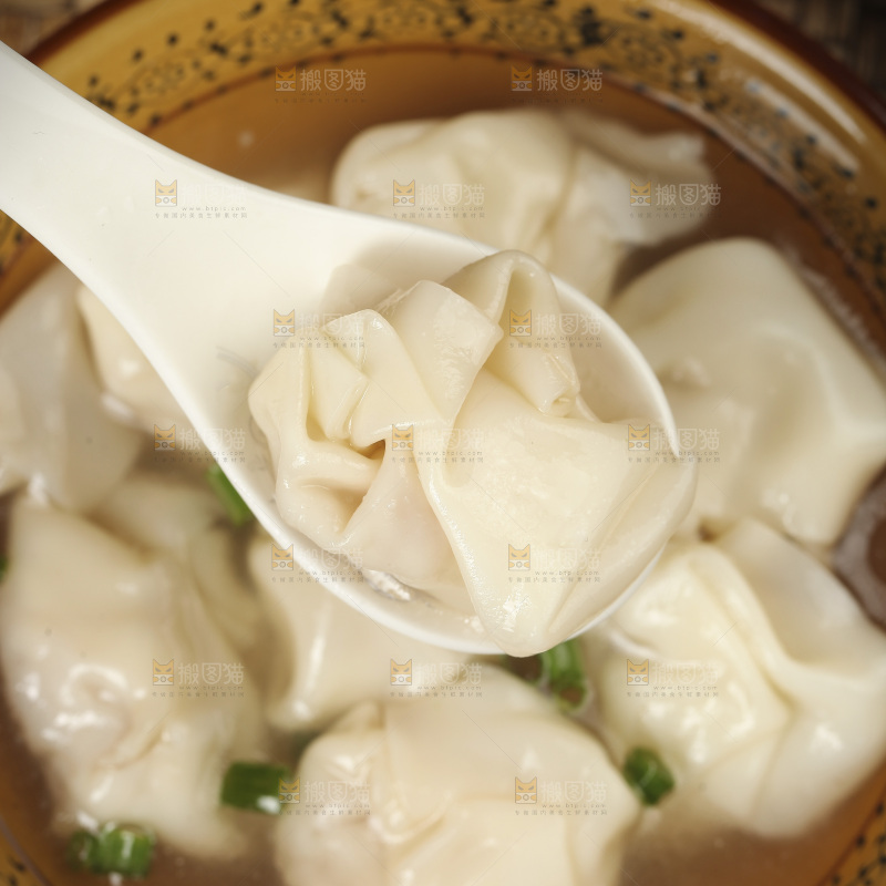 勺子上舀着馄饨