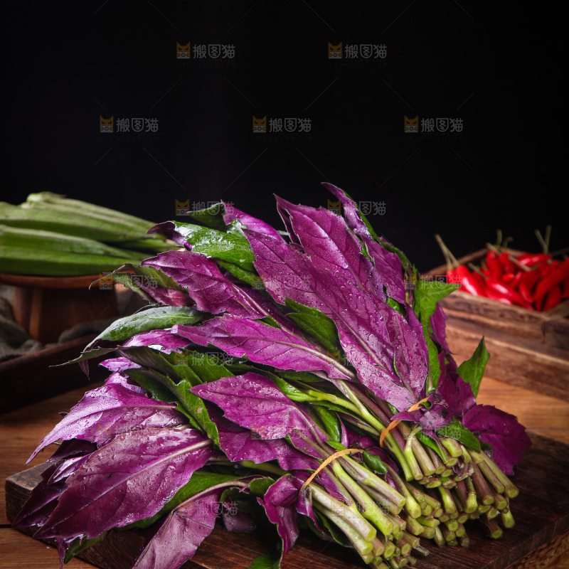 木底上放着红凤菜