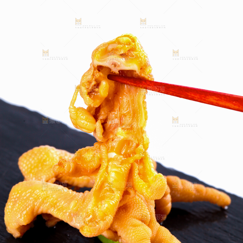 筷子上夹着无骨鸡爪