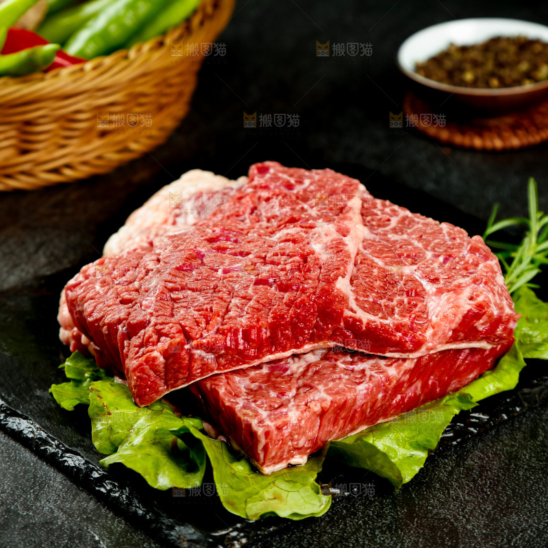 黑底上放着黄牛腩肉