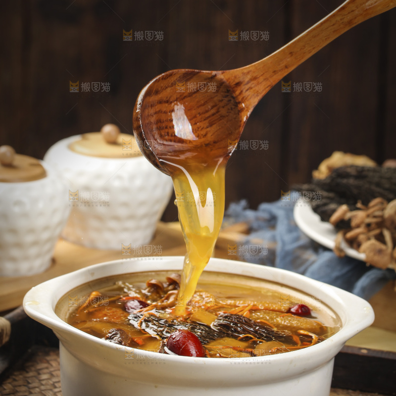 勺子上舀着八珍菌汤