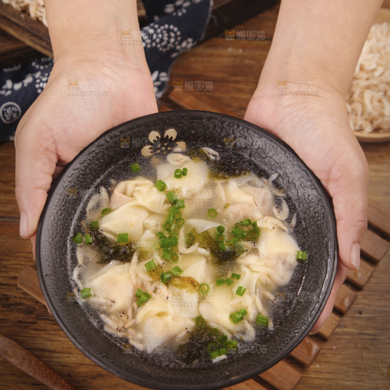 手里端着一碗馄饨