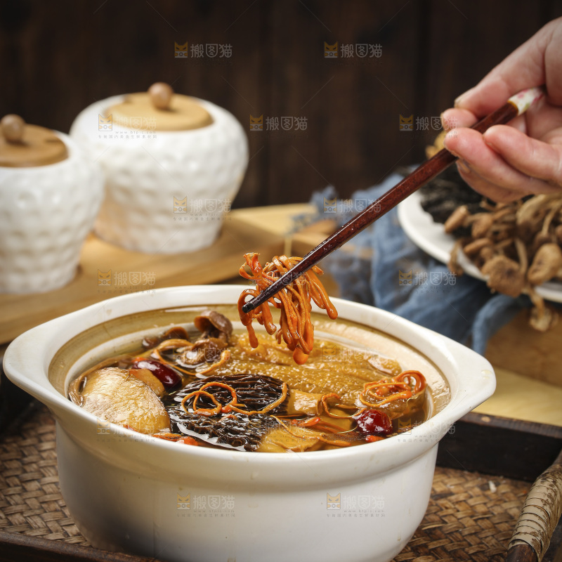 筷子上夹着虫草花