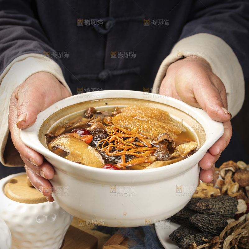 手里端着一锅七彩菌菇汤
