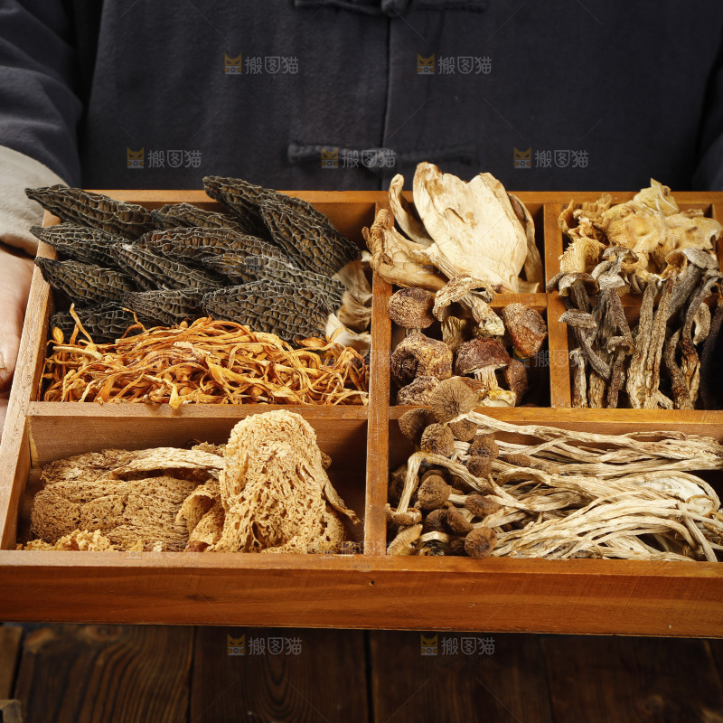 手里端着一盘八珍菌菇食材