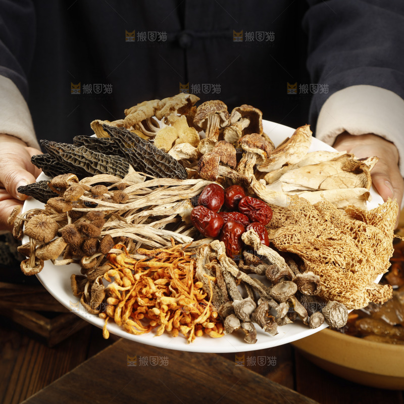 手里端着一盘八味山珍菌汤组合