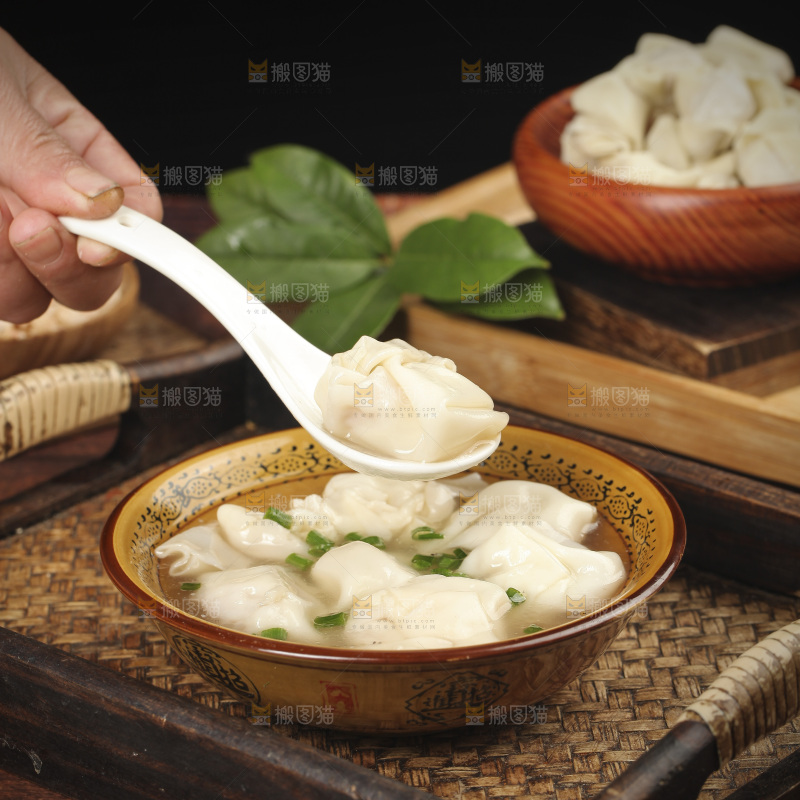 勺子上舀着馄饨