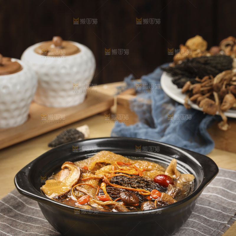 一锅七彩菌菇鸡汤