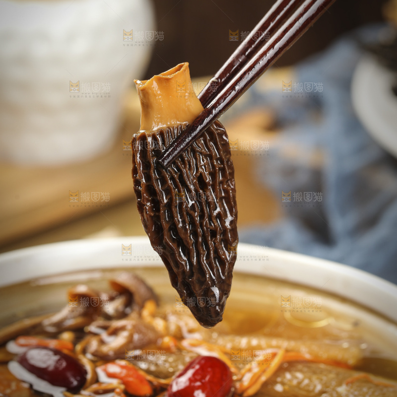 筷子上夹着羊肚菌