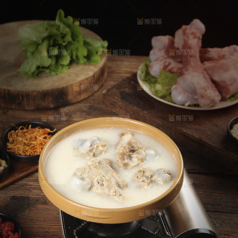 一锅猪筒骨高汤