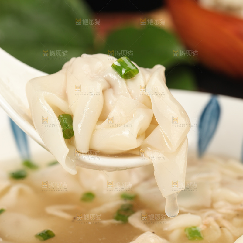 勺子上舀着馄饨
