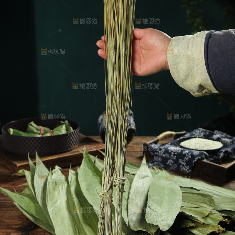 手里拿着传统粽绳
