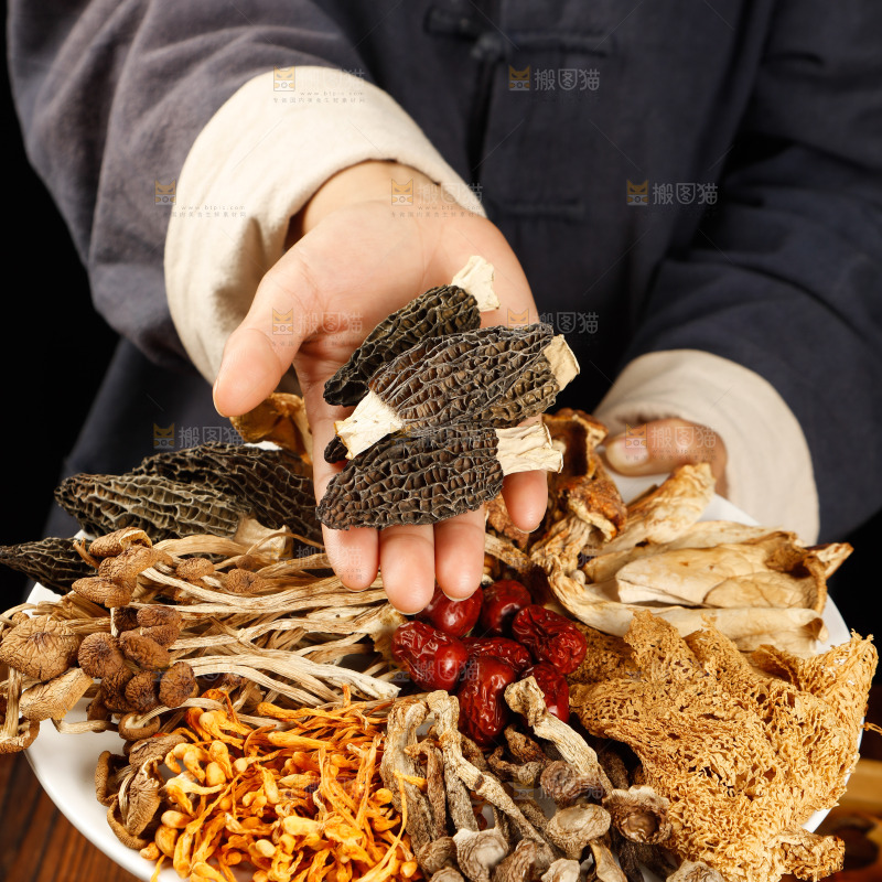 手里端着八珍菌菇组合