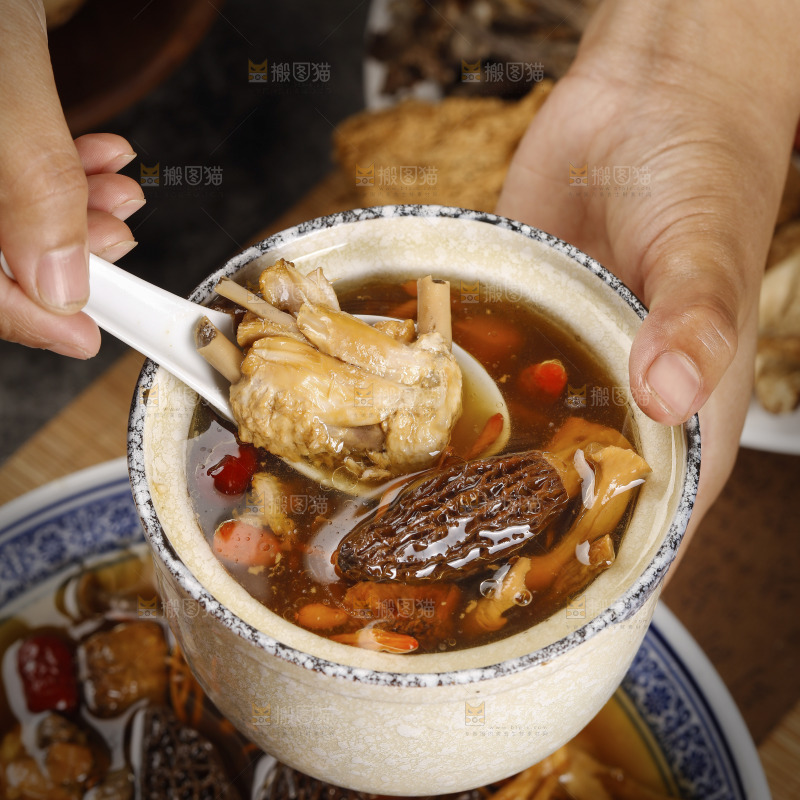 勺子上舀着鸡肉