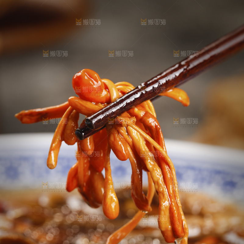 筷子上夹着虫草花