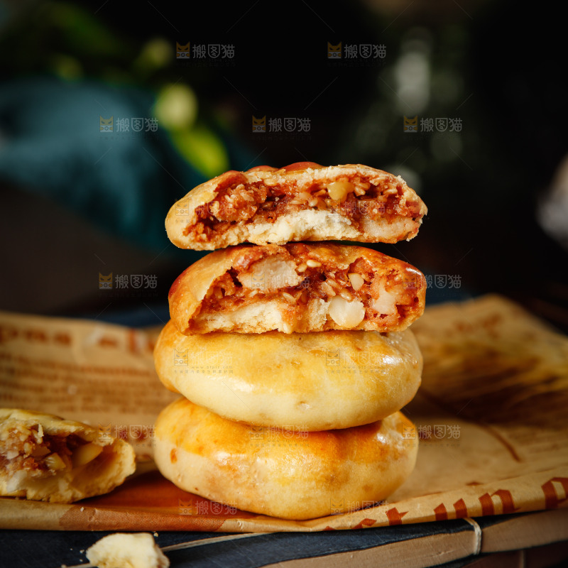 报纸上摆放着鸡仔酥饼