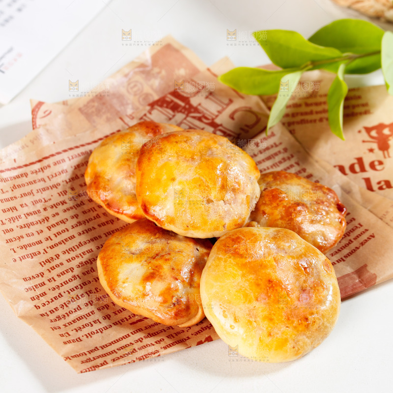 桌子上放着鸡仔饼