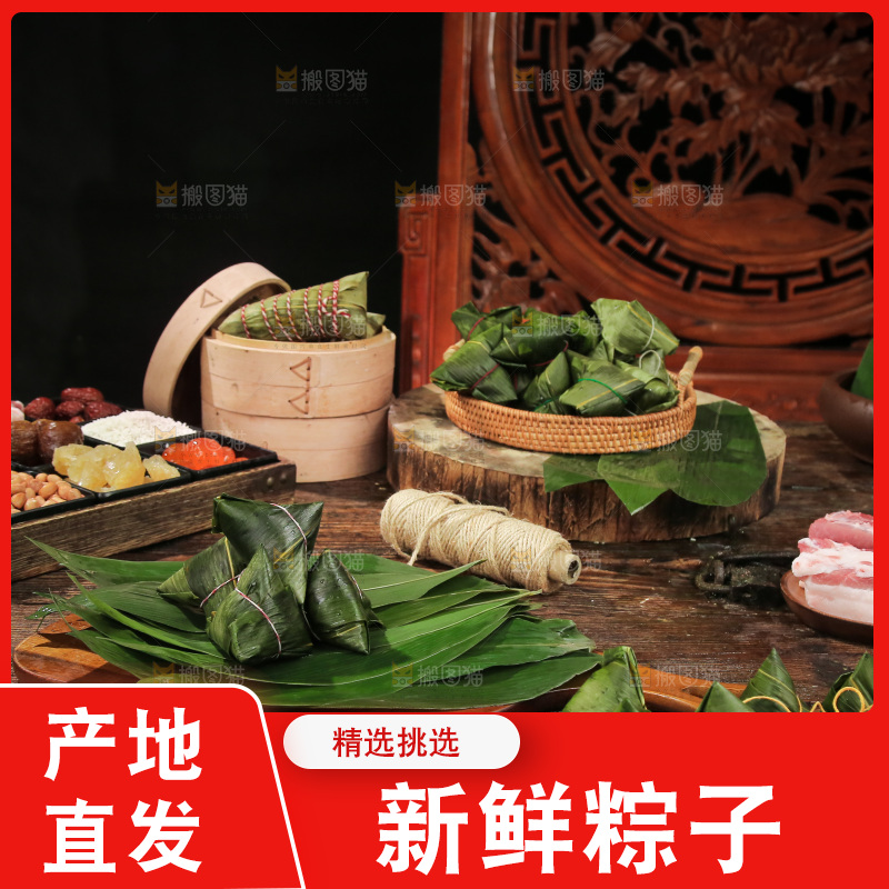 案板上摆放着粽子