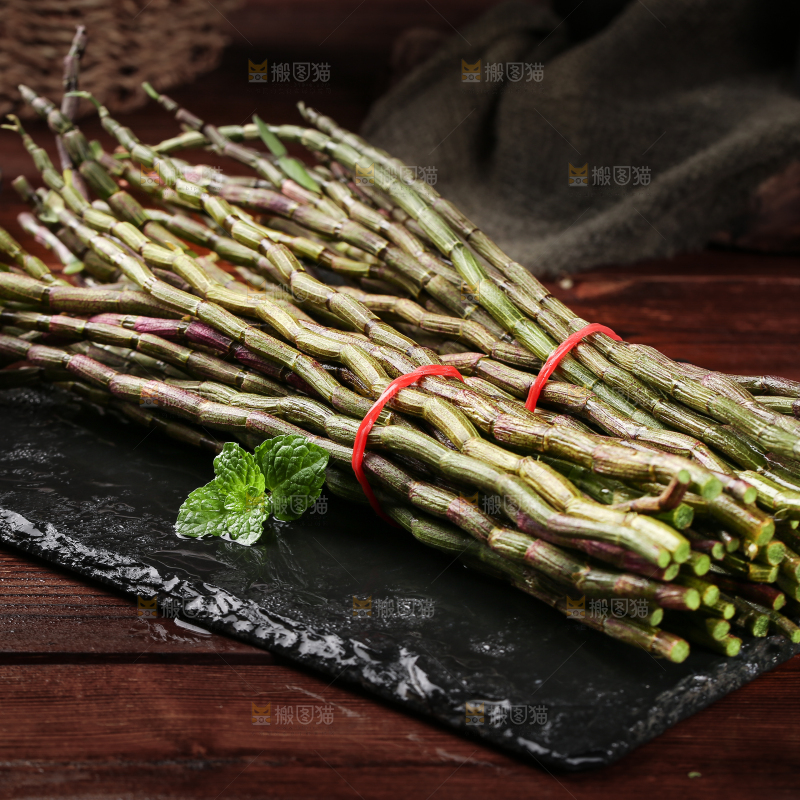 黑石板上放着铁皮石斛鲜条