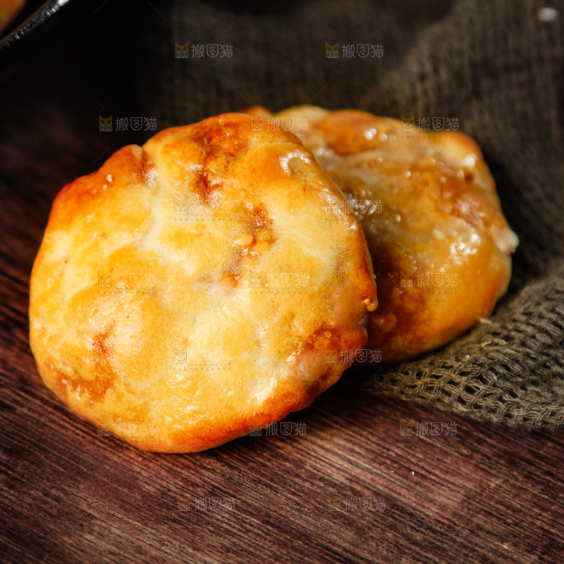 木底上放着广式鸡仔饼