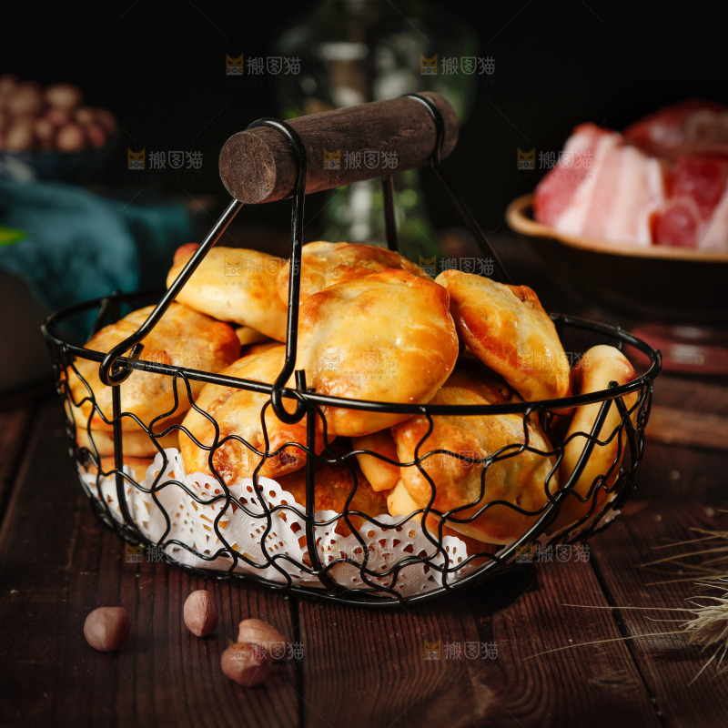 木底上放着一篮鸡仔饼