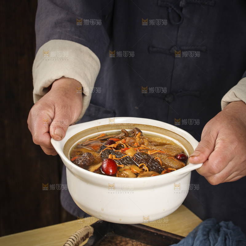 手里端着七彩菌菇汤