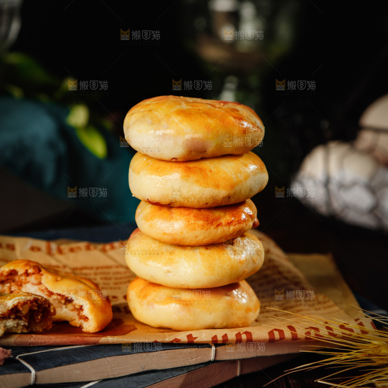 报纸上摆放着鸡仔酥饼