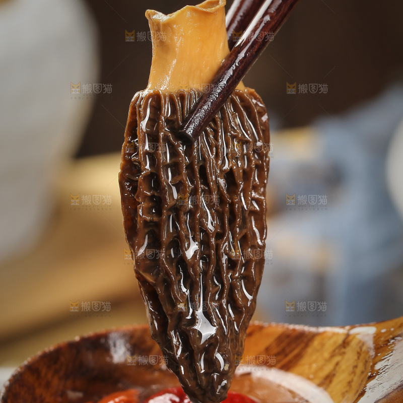 筷子上夹着羊肚菌