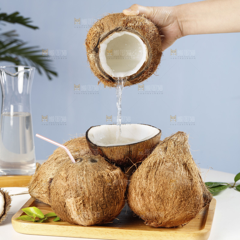 手里倒着椰子汁
