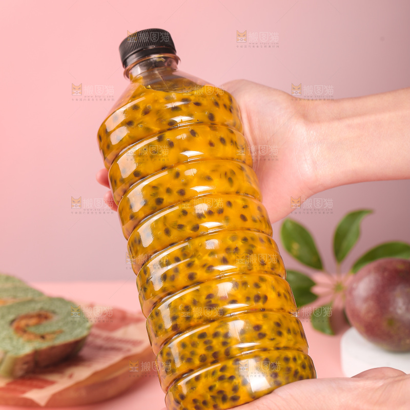 手里拿着一瓶百香果原汁