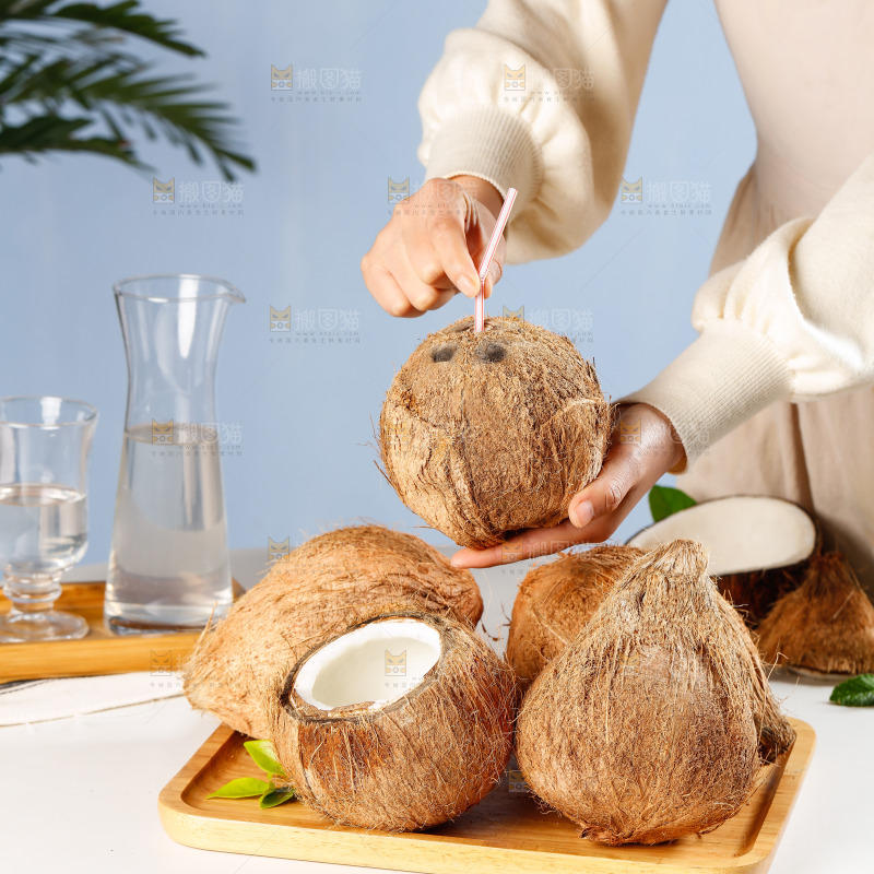 手里拿着椰子
