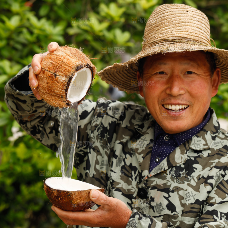 手里倒着椰子汁