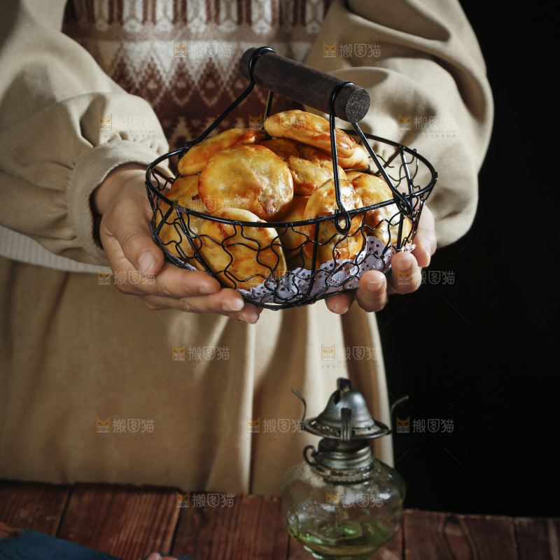 手里端着一篮鸡仔酥