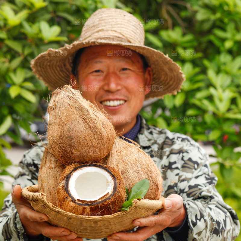 手里端着一篮毛椰子