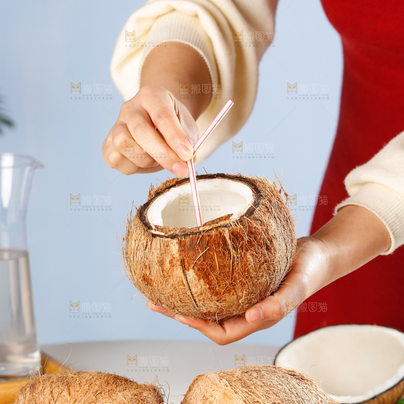 手里拿着椰子汁