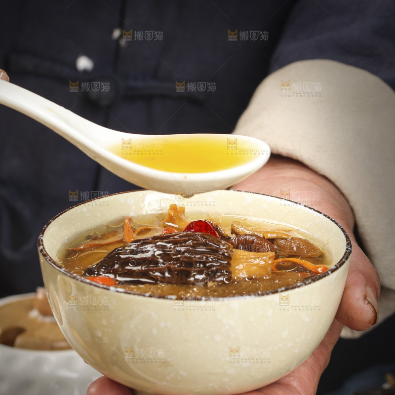 手里端着一碗七彩菌菇炖鸡汤